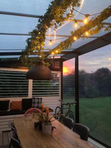 een patio met een houten tafel en verlichting bij Moa Studios - Stay Waiheke in Blackpool +11 foto's