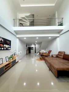 a living room with a couch and a table at Monday Guesthouse Hatyai in Hat Yai