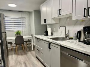 Køkken eller tekøkken på Modern 2 bedroom, 2 king beds, close to Hwy