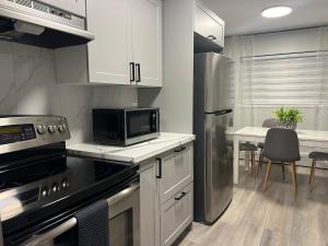 Køkken eller tekøkken på Modern 2 bedroom, 2 king beds, close to Hwy