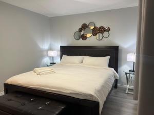 En eller flere senge i et værelse på Modern 2 bedroom, 2 king beds, close to Hwy + 6 billeder