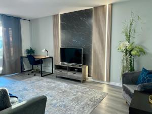 Et tv og/eller underholdning på Modern 2 bedroom, 2 king beds, close to Hwy