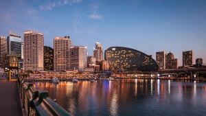 une vue d'une ville avec une rivière et des bâtiments dans l'établissement Sky-High CBD Living Walk to Everything, à Sydney