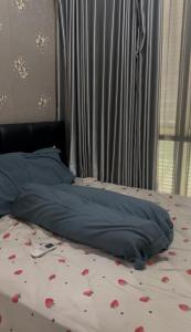 Postel nebo postele na pokoji v ubytování 2 BR Spacious Loft Apartment + 4 fotografie