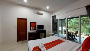 Nathon BayにあるSiva Houseのベッドと机とテーブルのある寝室