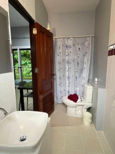 Nathon BayにあるSiva Houseのトイレと洗面台のあるバスルーム +38枚の写真