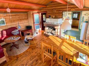 Leksvikにある6 person holiday home in LEKSVIKのテーブルと椅子のあるリビングルームの俯瞰図