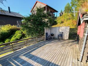 Leksvikにある6 person holiday home in LEKSVIKの木製デッキ(椅子2脚付)