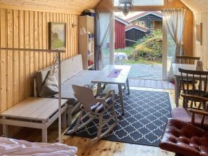 Leksvikにある6 person holiday home in LEKSVIKのリビングルーム(テーブル、ベンチ、テーブル付) +35枚の写真