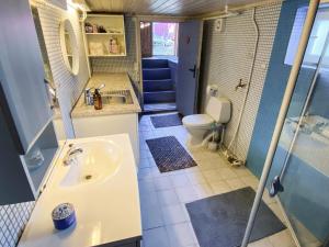 Leksvikにある6 person holiday home in LEKSVIKの洗面台、シャワー、トイレ付きのバスルーム