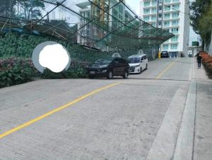 due auto parcheggiate in una strada di fronte a un edificio di Studio 510 A Slice of Baguio Paradise with pool and view a Baguio