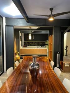a large wooden table with a vase on top of it at Casa Gigante de lujo, con piscina privada, 4 amplias habitaciones con baño privado in Playa del Carmen