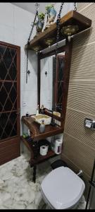 une salle de bain avec toilettes et lavabo dans l'établissement Quarto Solteiro, à Irati