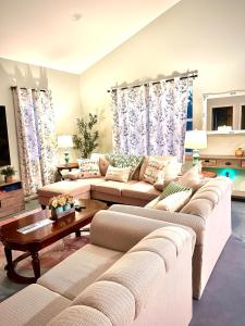 Una sala de estar con dos sofás y una mesa. en Newly-Built Modern Farmhouse in Lewistown, MT, en Lewistown
