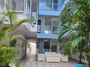 a building with palm trees in the hallway at Caribbean Island Hotel Piso 2 in San Andrés