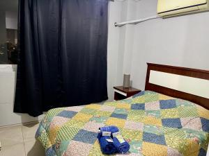 a bedroom with a bed with a quilt on it at 4-Espectacular departamento centrico in Morón