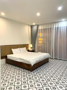 ein Schlafzimmer mit einem großen Bett in einem Zimmer in der Unterkunft Amour HaNoi in Hanoi
