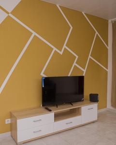 TV a/nebo společenská místnost v ubytování Kaz'horizon climatisé Montabo plages resto et wifi