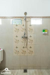 Ένα μπάνιο στο Merta Beach Bungalow by Bukit Vista