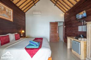 Ένα ή περισσότερα κρεβάτια σε δωμάτιο στο Merta Beach Bungalow by Bukit Vista