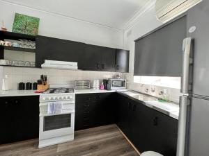 Η κουζίνα ή μικρή κουζίνα στο 2BR entire apartment beach +22 φωτογραφίες