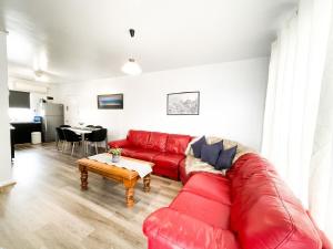 Χώρος καθιστικού στο 2BR entire apartment beach