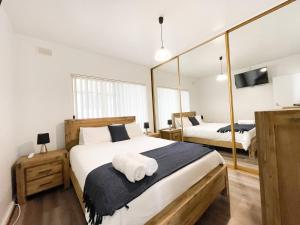 Ένα ή περισσότερα κρεβάτια σε δωμάτιο στο 2BR entire apartment beach