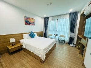 Ένα ή περισσότερα κρεβάτια σε δωμάτιο στο Sky Hotel