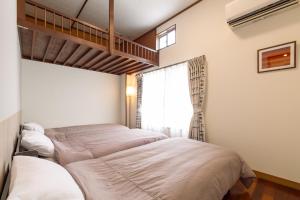 Ένα ή περισσότερα κρεβάτια σε δωμάτιο στο 一棟貸しの宿 Kururi-Kuru 石垣島,くるりくる