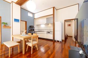 Η κουζίνα ή μικρή κουζίνα στο 一棟貸しの宿 Kururi-Kuru 石垣島,くるりくる