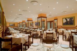 Reštaurácia alebo iné gastronomické zariadenie v ubytovaní Hotel Ascot Sorrento