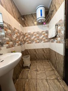 O baie la Hotel JB Residency Zirakpur Chandigarh # Large Rooms # Balcony Rooms # Top Rated +28 fotografii