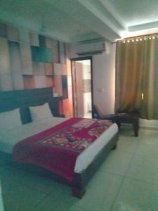 un dormitorio con una cama en una habitación en Shoba Guest House, en Gaurikund