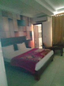 Un dormitorio con una cama grande en una habitación. en Shoba Guest House, en Gaurikund