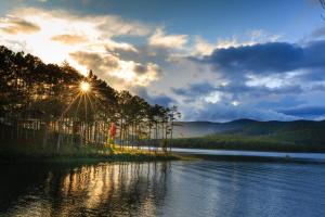 una vista de un río con el sol brillando en MiAn House Da Lat, en Xuan An