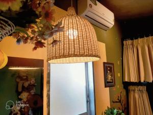 ブンタウにあるHomestay Vũng Tau-GÁC MƠの部屋の天井から吊るされた籐のランプ