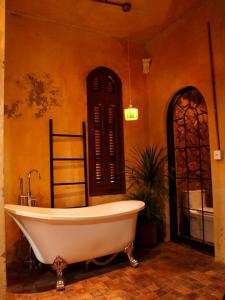 bañera en una habitación con 2 ventanas en DEMO Inn & Ine - Poetic Studio Stay, en Hanói