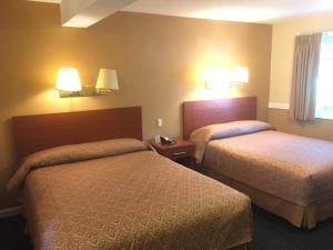 En eller flere senger på et rom på Briarcliff Motel
