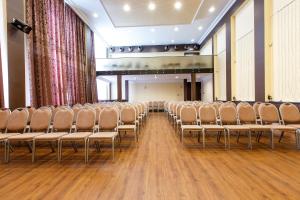 una fila de sillas en una habitación con un escenario en Bristol Zhiguly Hotel en Samara