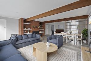 Posezení v ubytování Family Retreat with Fireplace and Garden Views