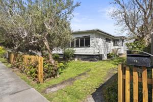 Zahrada ubytování Family Retreat with Fireplace and Garden Views