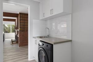 Kuchyň nebo kuchyňský kout v ubytování Family Retreat with Fireplace and Garden Views