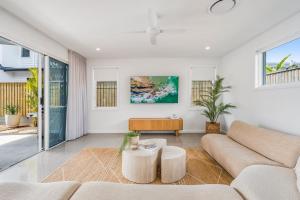 Χώρος καθιστικού στο Palm Cove Skennars