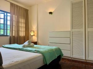 Postel nebo postele na pokoji v ubytování Egypt concept Bukit Tinggi Homestay