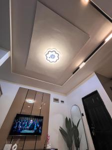 KadobunkuroにあるAbuja Lux Studio - Jahiの部屋の天井にテレビがある +1枚の写真
