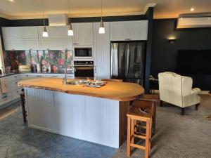 Kuchyň nebo kuchyňský kout v ubytování Matai Whetū - Stargazer Tutukaka