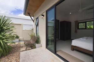 En eller flere senge i et værelse på Foxtail Palm Villa + 52 billeder