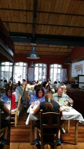 un gruppo di persone seduti ai tavoli in un ristorante di Fermont a Foz