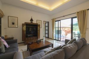 Et tv og/eller underholdning på Foxtail Palm Villa