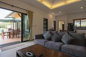 Et opholdsområde på Foxtail Palm Villa